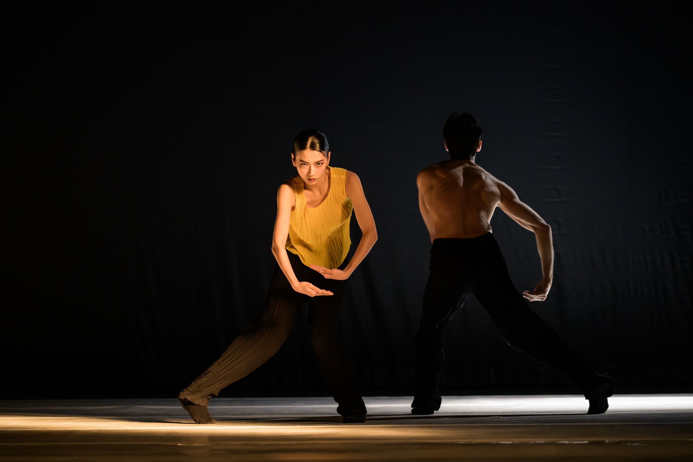 Chihiro Sudo and Francesco Scarpato in Jiří Kylián’s <i>27’52”</i> &copy; Serghei Gherciu