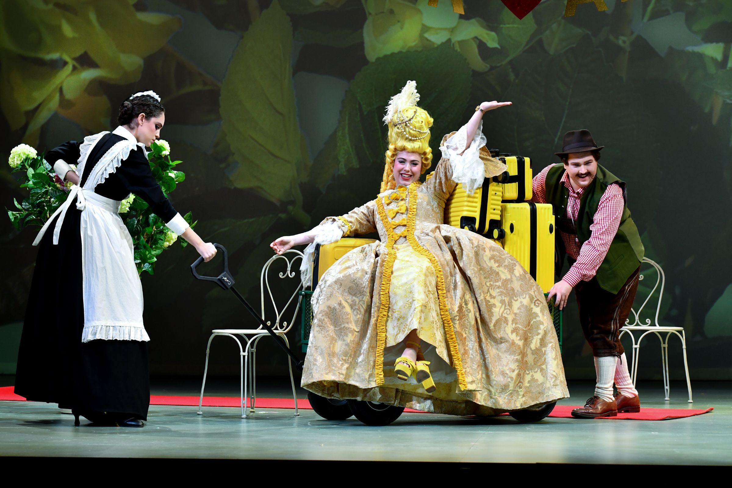 Eden Shifroni (Serpetta), Eva Pearson Maxwell (Arminda) and Edvard Adde (Don Anchise) © Chris Christodoulou