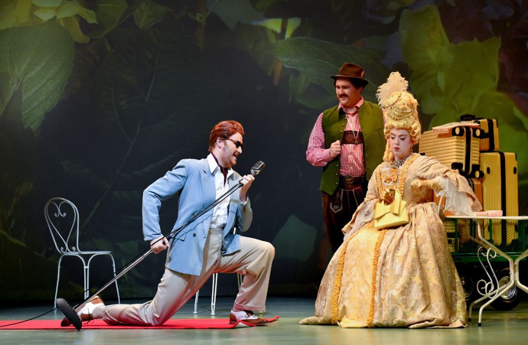 Francis Melville (Belfiore), Edvard Adde (Don Anchise) and Eve Pearson Maxwell (Arminda) © Chris Christodoulou