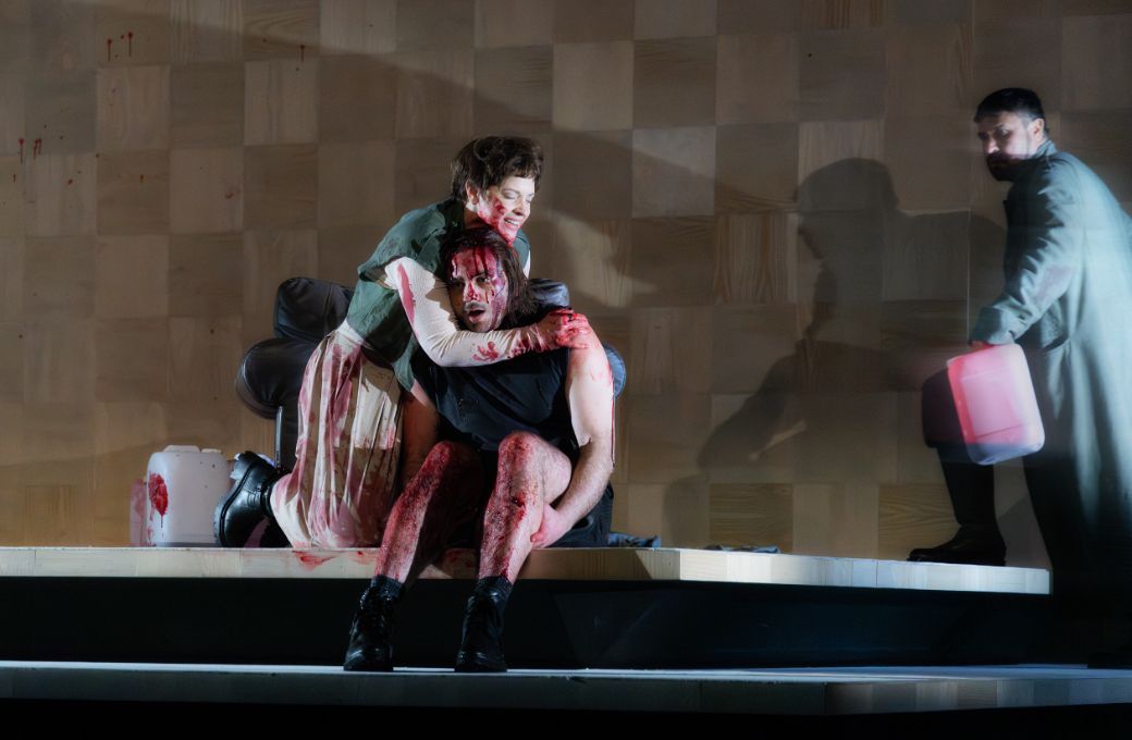 Maeve Höglund (Iphigénie), Timothy Connor (Oreste) und Juan Orozco (Thoas) © Laura Nickel