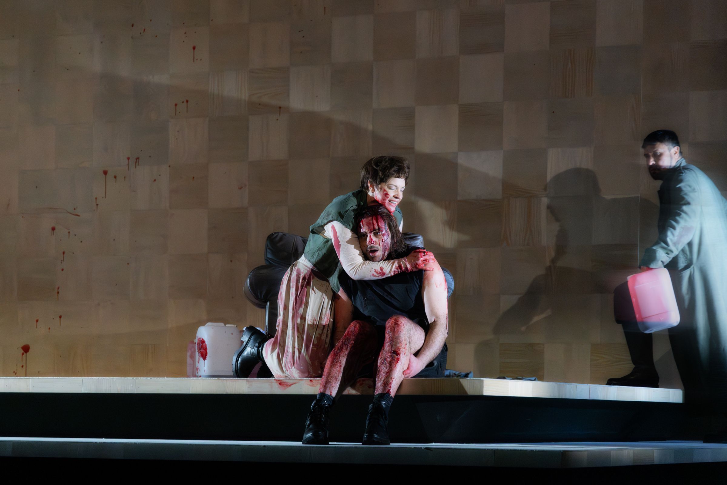 Maeve Höglund (Iphigénie), Timothy Connor (Oreste) und Juan Orozco (Thoas) © Laura Nickel