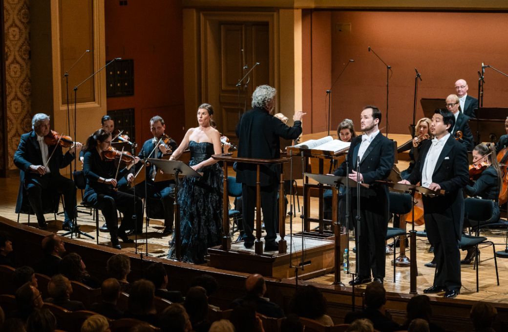 Stefanie Ir&aacute;nyi, Eric Finbarr Carey and Jongmin Park with the Czech Philharmonic &copy; Jan Kantor