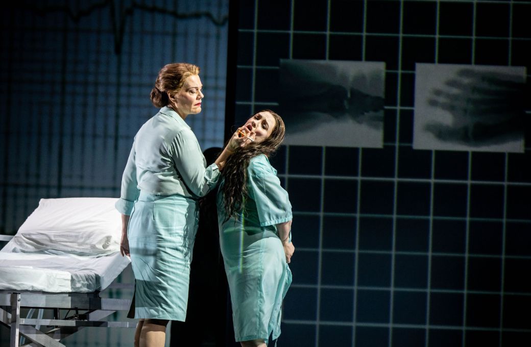 Michelle DeYoung (Ježibaba) and Jennifer Davis (Rusalka) &copy; Ruth Medjber