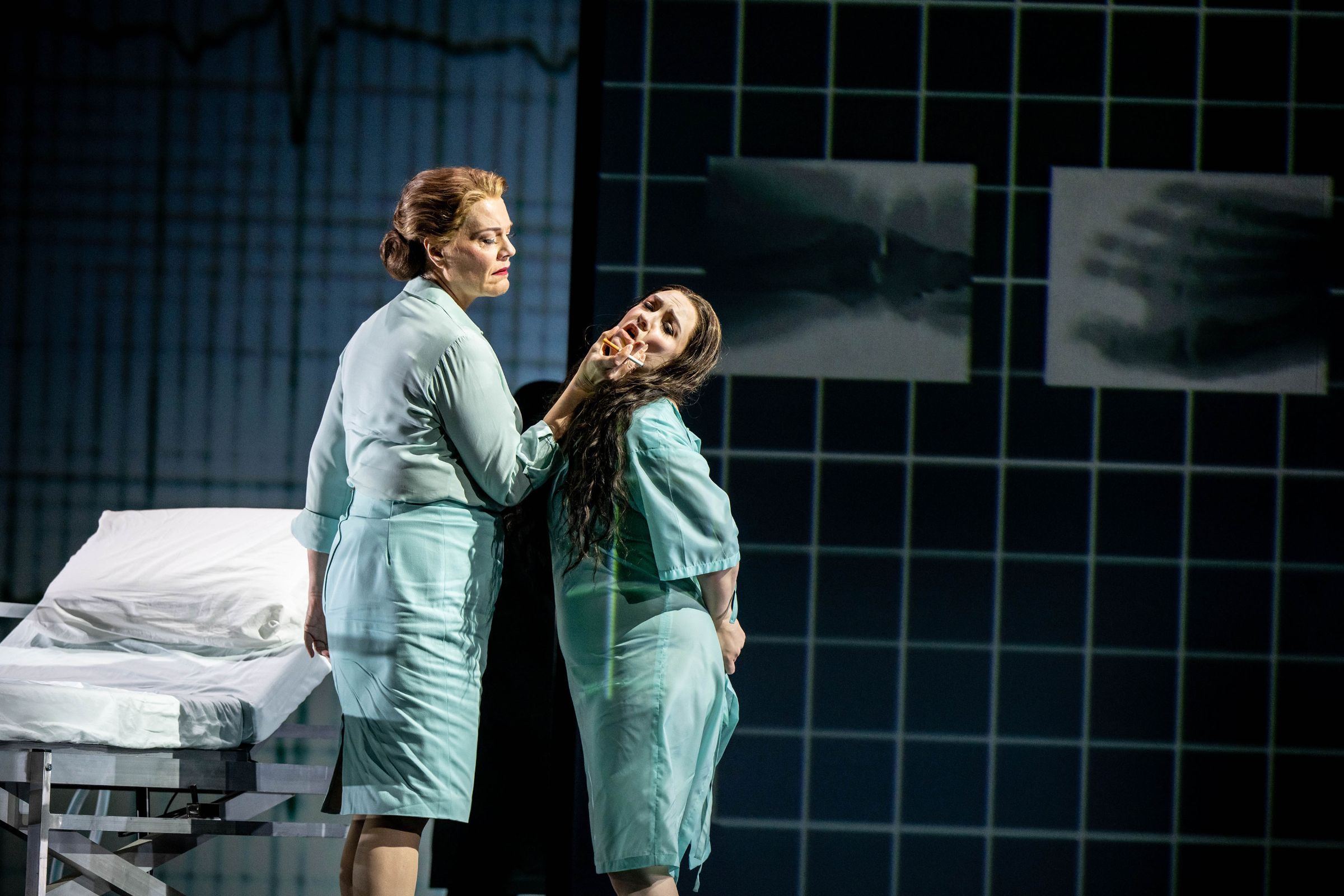 Michelle DeYoung (Ježibaba) and Jennifer Davis (Rusalka) &copy; Ruth Medjber