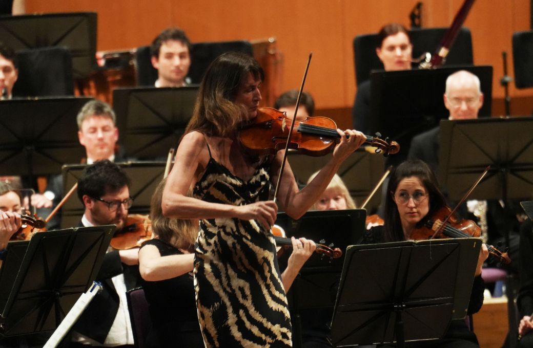 Viktoria Mullova and the Hall&eacute; &copy; Alex Burns | The Hall&eacute;