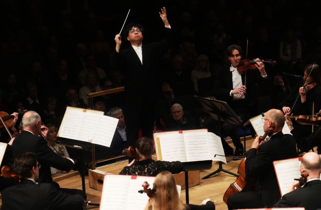 Kahchun Wong conducts the Hall&eacute; &copy; Alex Burns | The Hall&eacute;