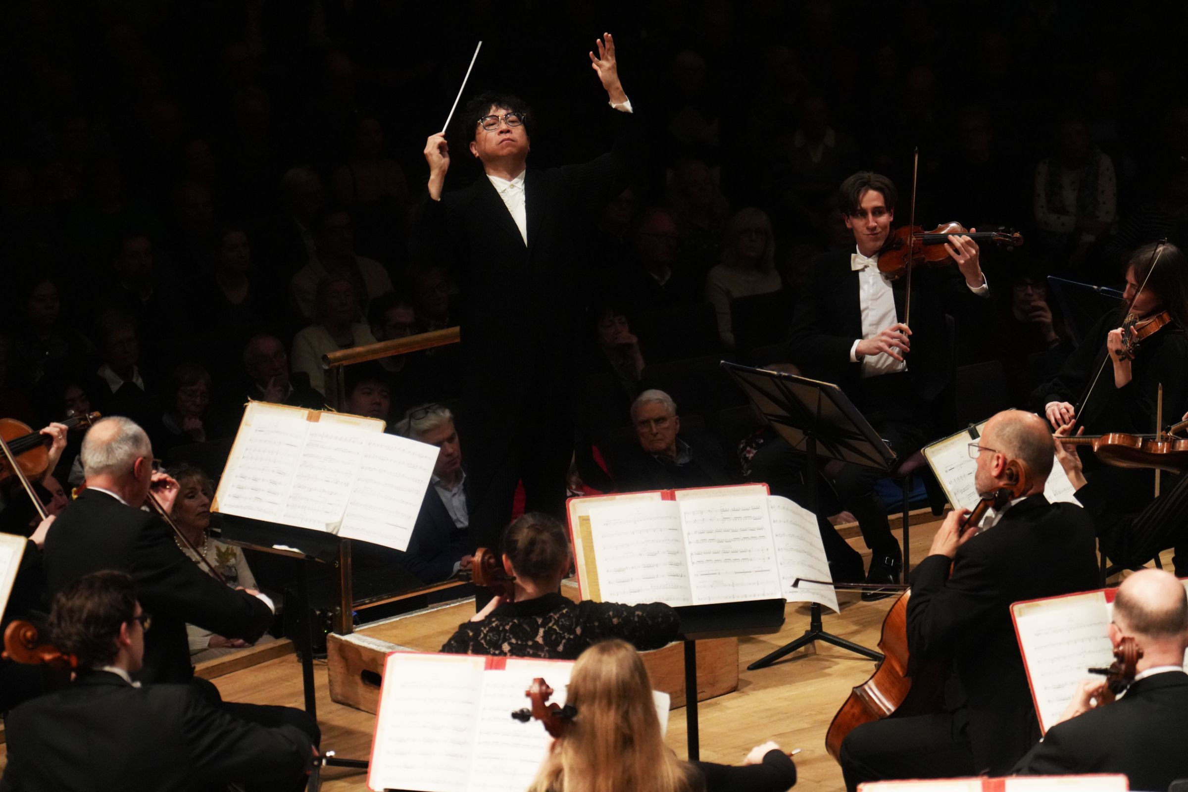 Kahchun Wong conducts the Hallé &copy; Alex Burns | The Hallé