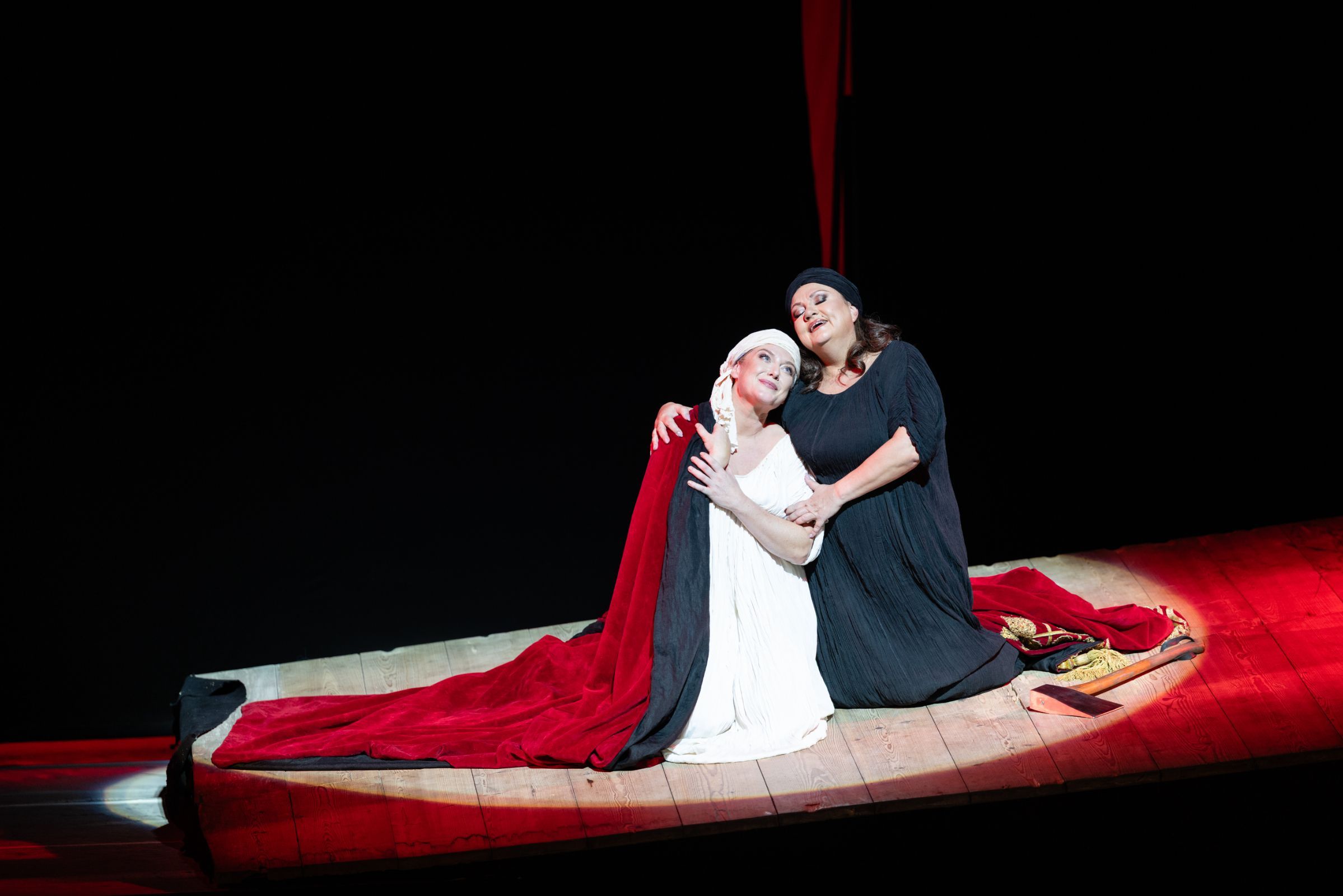 Sinéad Campbell-Wallace (Chrysothemis) und Elena Pankratova (Elektra) &copy; Geoffroy Schied