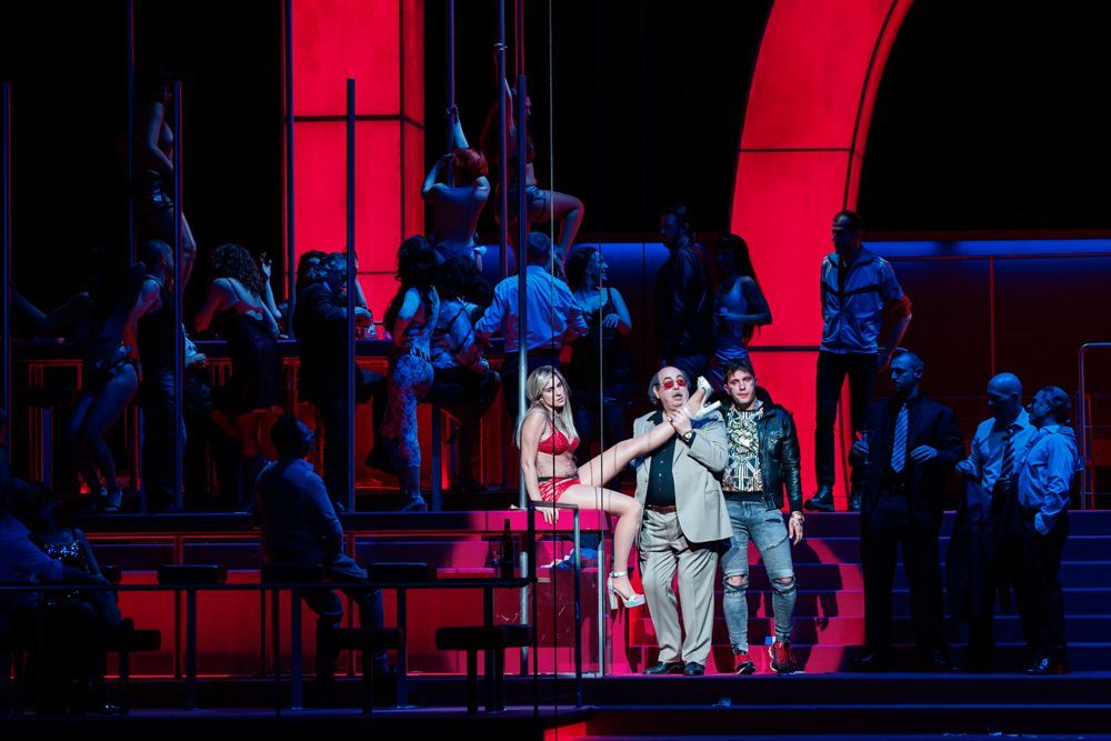 Asmik Grigorian (Manon) y Donato di Stefano (Geronte) &copy; Sergi Panizo | Gran Teatre del Liceu