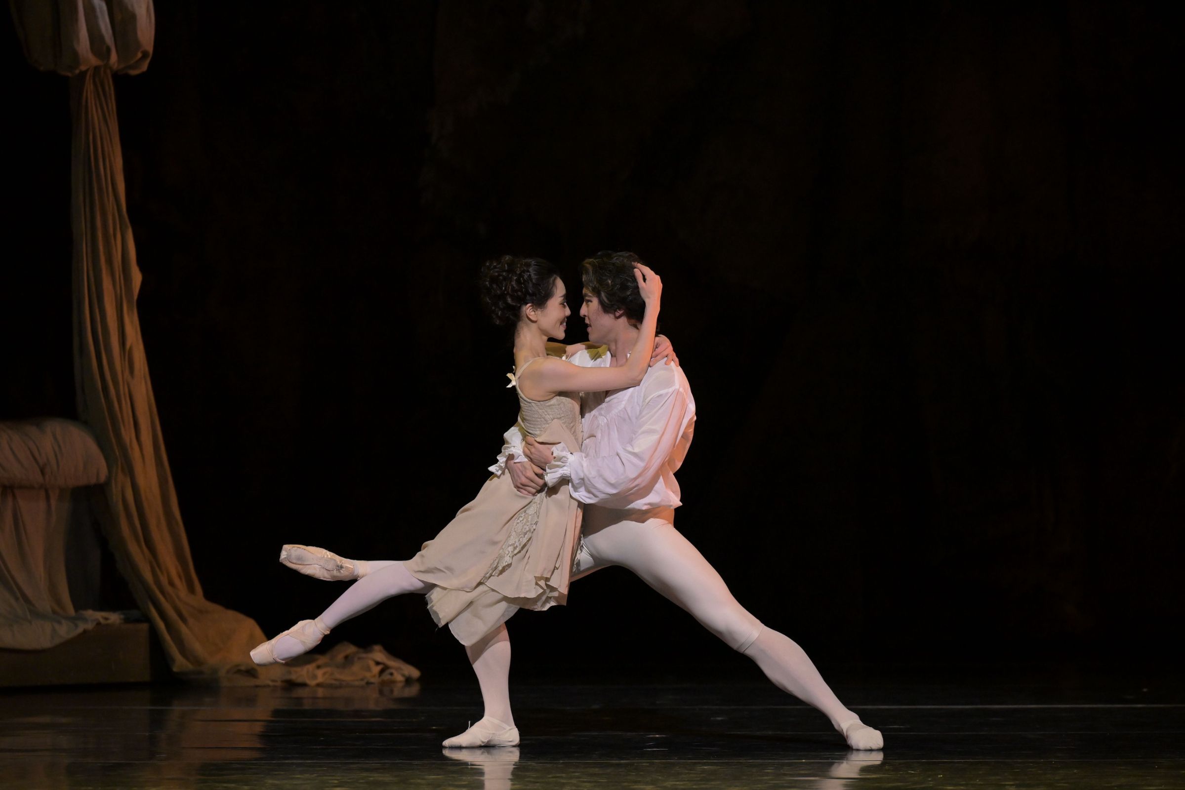 Ayako Ono as Manon and Yudai Fukuoka as Des Grieux in MacMillan's <i>Manon</i> © Takashi Shikama