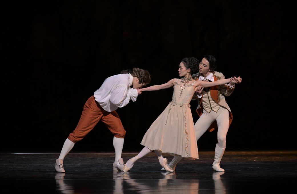 Ayako Ono as Manon, Kosuke Okumura as Lescaut and Masahiro Nakaya as Monsleur G.M. in <i>Manon</i> © Takashi Shikama