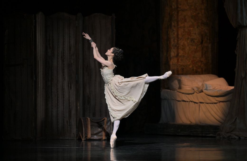 Ayako Ono as Manon in Kenneth MacMillan's <i>Manon</i> © Takashi Shikama