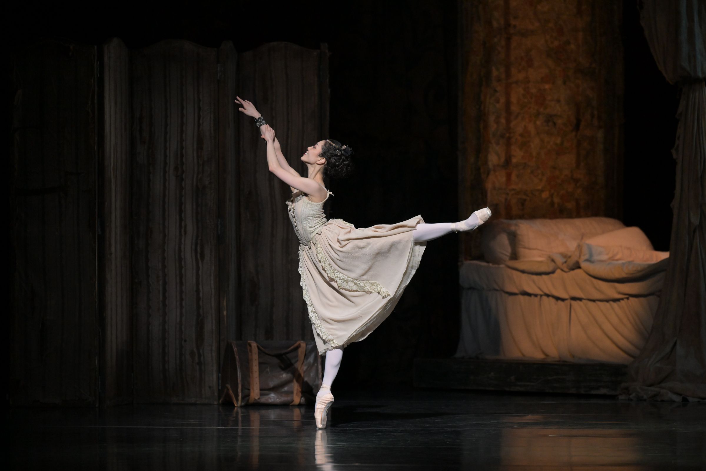 Ayako Ono as Manon in Kenneth MacMillan's <i>Manon</i> © Takashi Shikama