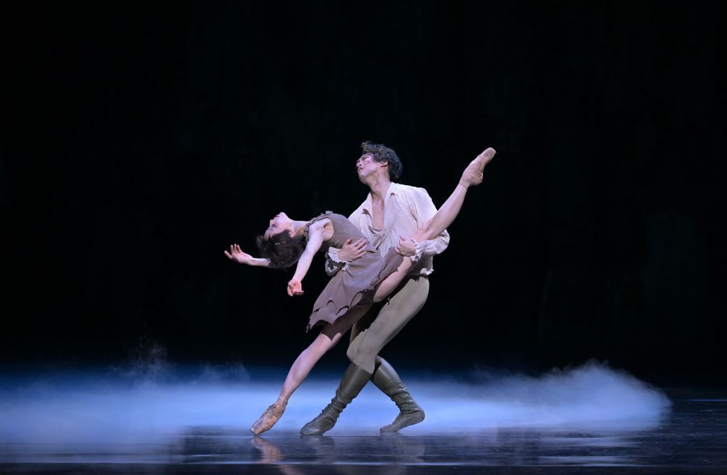 Ayako Ono as Manon and Yudai Fukuoka as Des Grieux in Kenneth MacMillan's <i>Manon</i> © Takashi Shikama