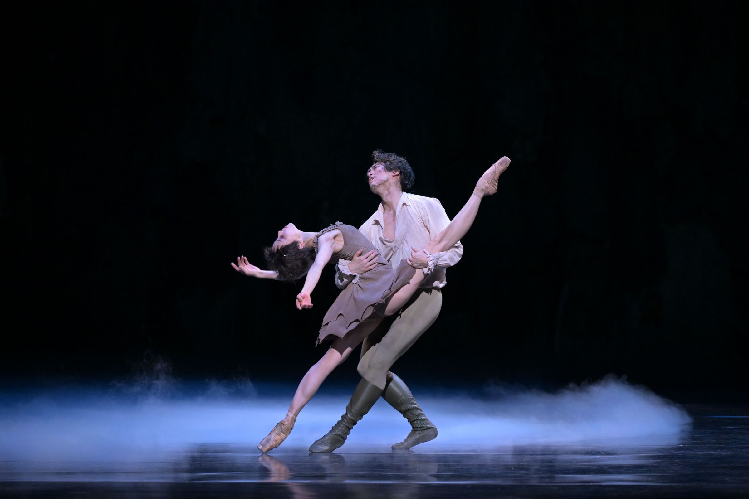 Ayako Ono as Manon and Yudai Fukuoka as Des Grieux in Kenneth MacMillan's <i>Manon</i> © Takashi Shikama