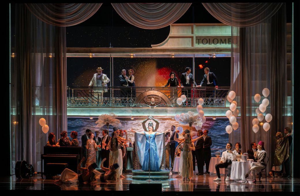Cecilia Bartoli (Cleopatra) and ensemble © Monika Rittershaus