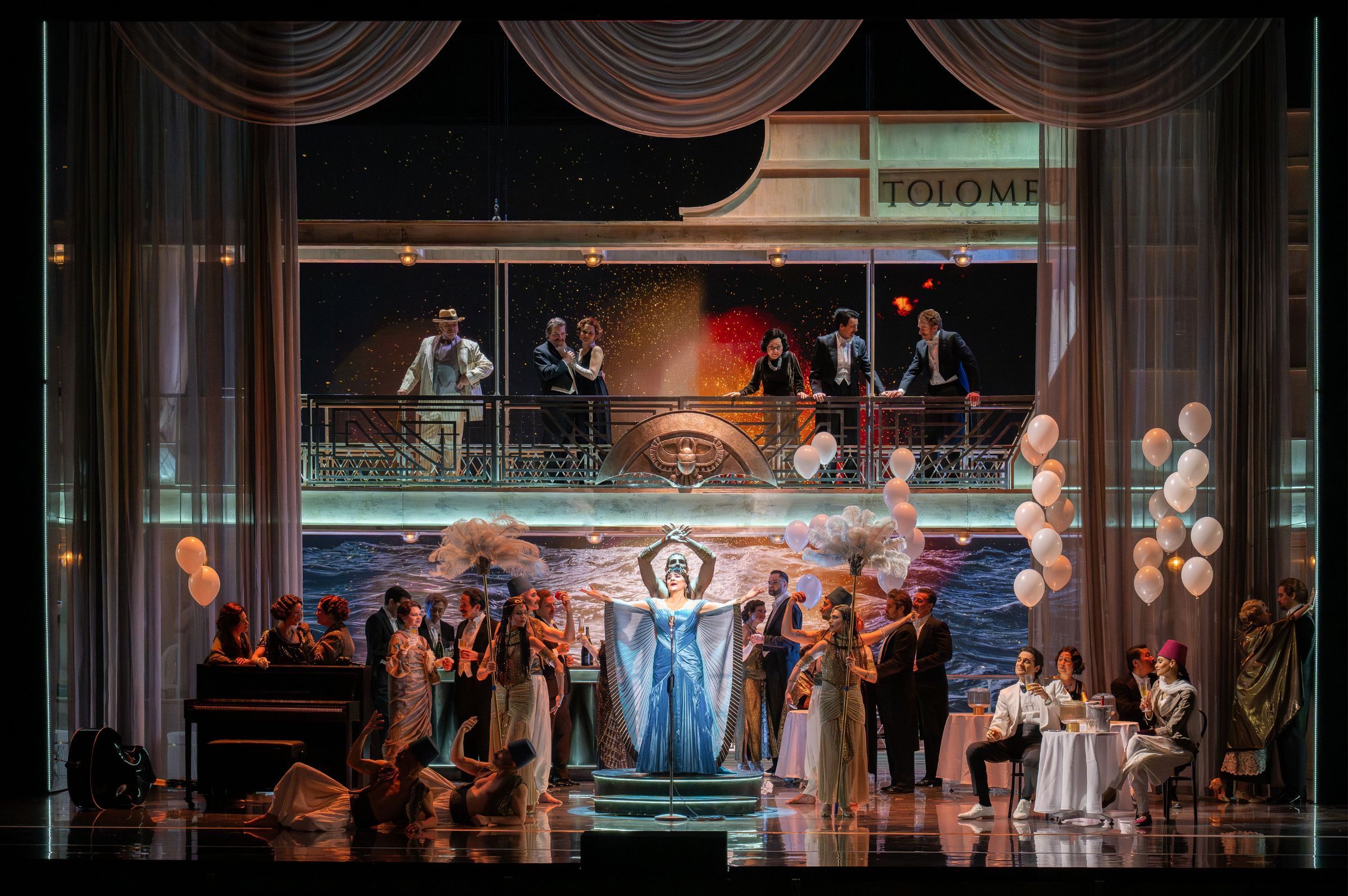 Cecilia Bartoli (Cleopatra) and ensemble © Monika Rittershaus