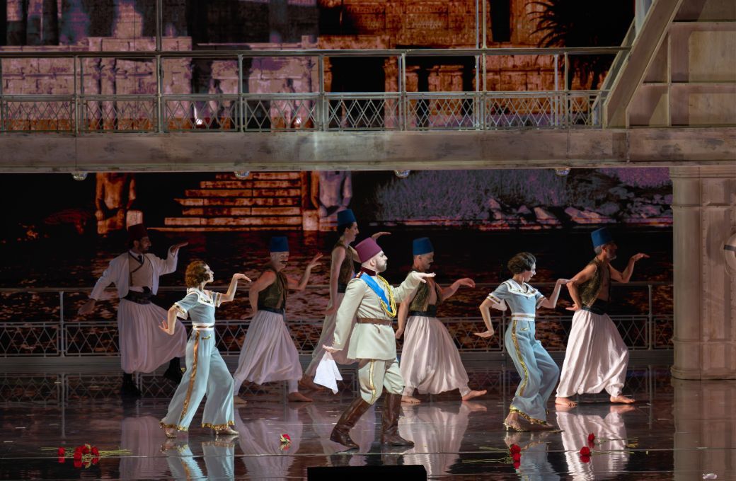 Renato Dolcini (Achilla) and dancers © Monika Rittershaus