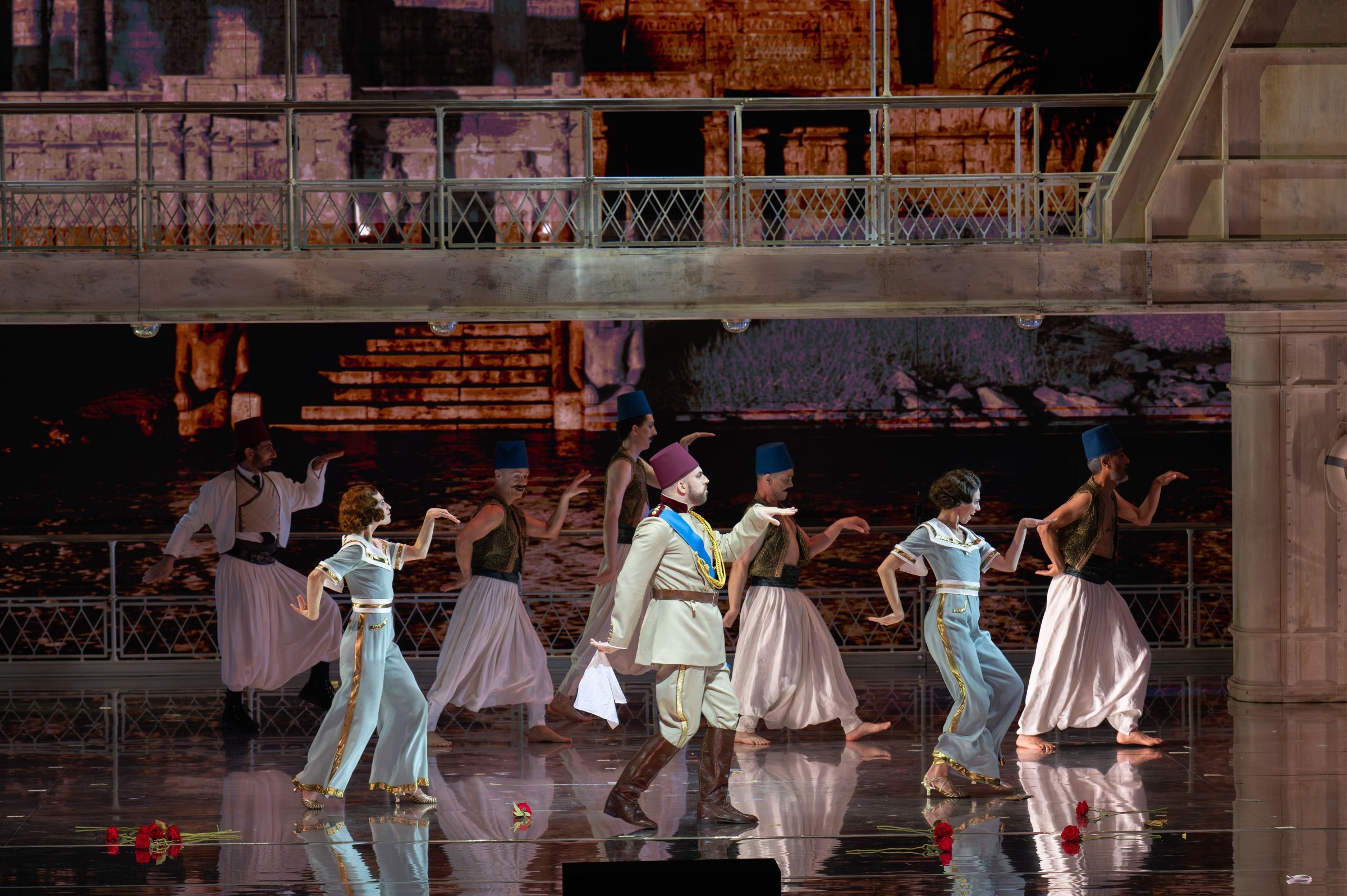 Renato Dolcini (Achilla) and dancers © Monika Rittershaus