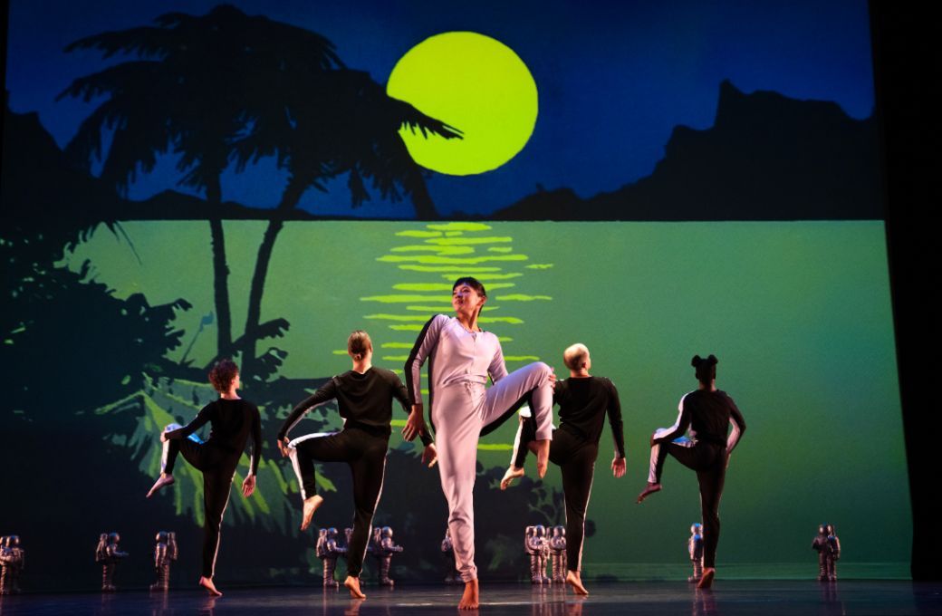 Mark Morris Dance Group in <i>Moon</i> &copy; Julieta Cervantes