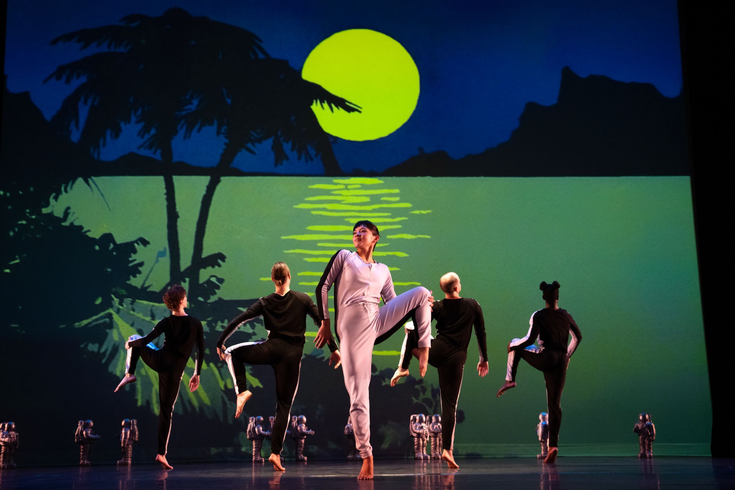 Mark Morris Dance Group in <i>Moon</i> &copy; Julieta Cervantes