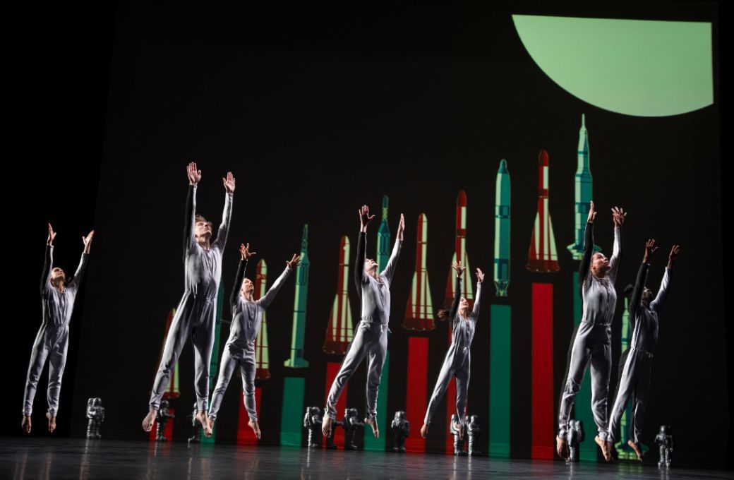 Mark Morris Dance Group in <i>Moon</i> &copy; Julieta Cervantes