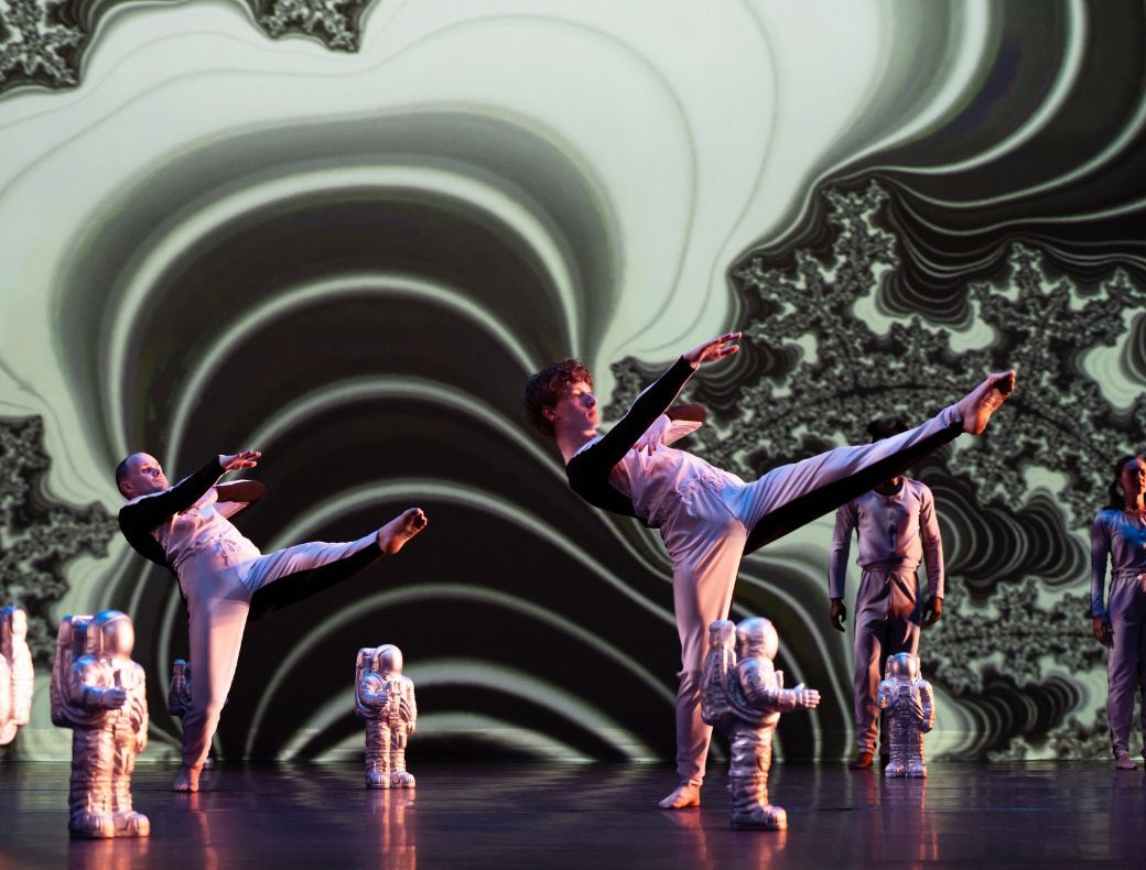 Mark Morris Dance Group in <i>Moon</i> &copy; Julieta Cervantes