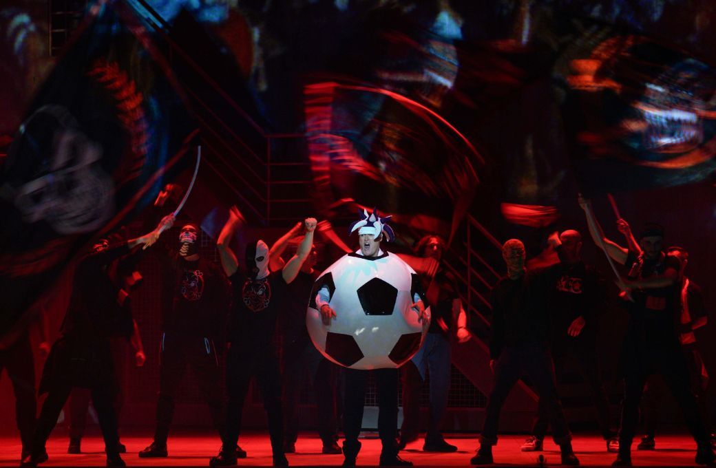 José Antonio López (Marqués de Caravaca) en la escena de los locos © Elena del Real | Teatro de la Zarzuela