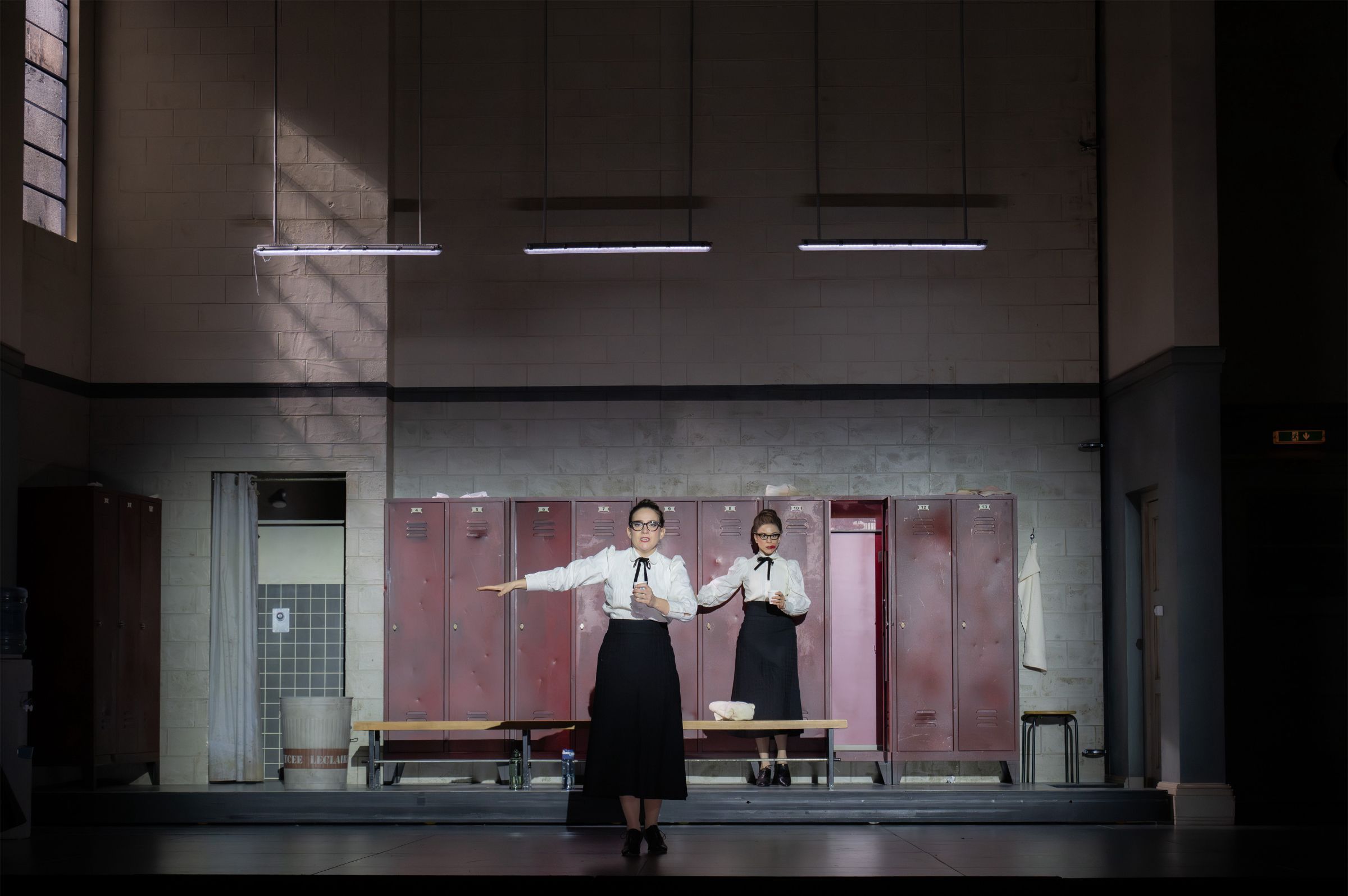 Chiara Skerath (Circé) mit Tänzerin © Monika Rittershaus
