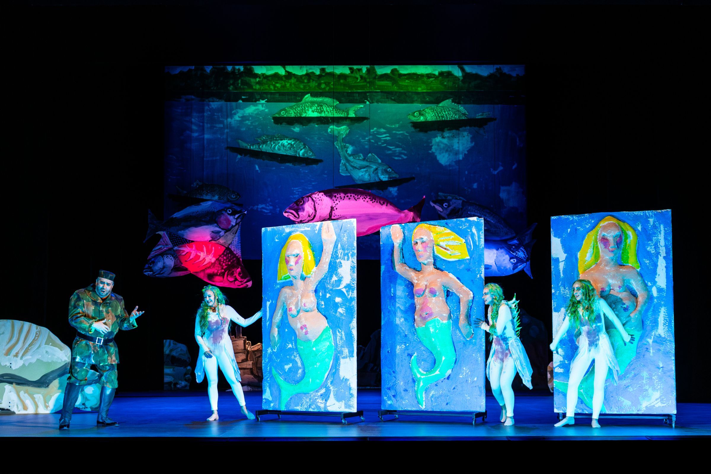 Boaz Daniel (Alberich) mit Julia Rutigliano, Monika Reinhard und Hannah Gries (Rheintöchter) &copy; Christina Iberl
