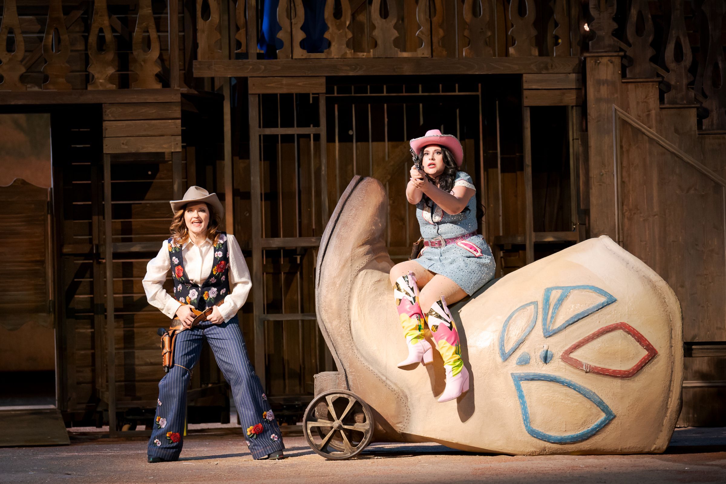 Frederike Haas (Lona Farrell) und Corina Koller (Nelly Nettleton) &copy; Werner Kmetitsch | Oper Graz