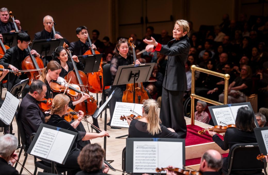 Marin Alsop conducts the Philadelphia Orchestra at Carnegie Hall © Chris Lee