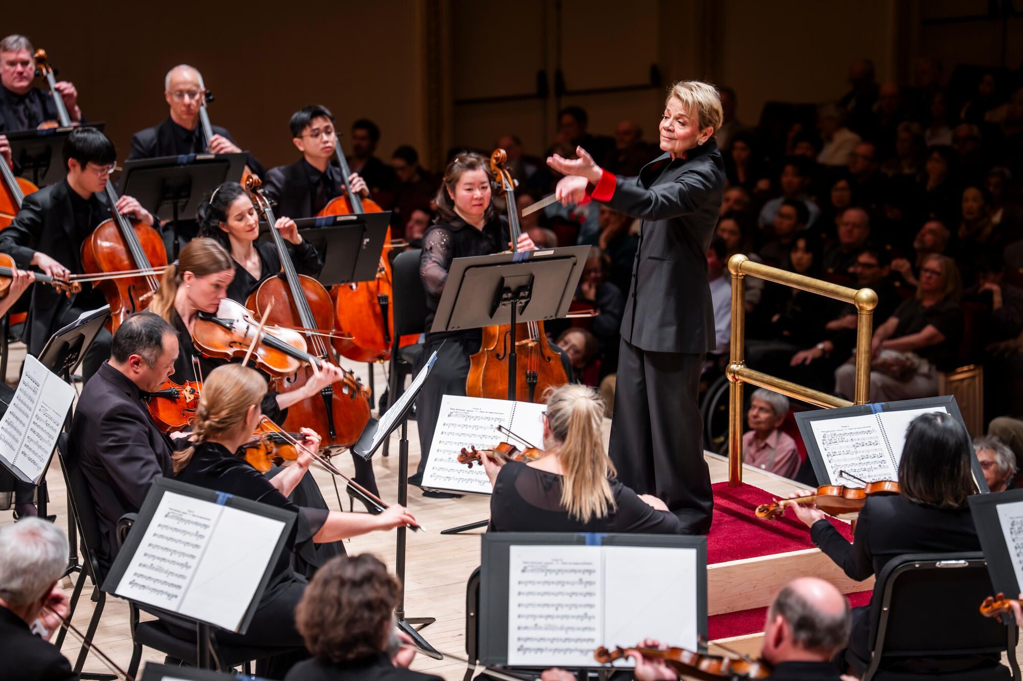 Marin Alsop conducts the Philadelphia Orchestra at Carnegie Hall © Chris Lee