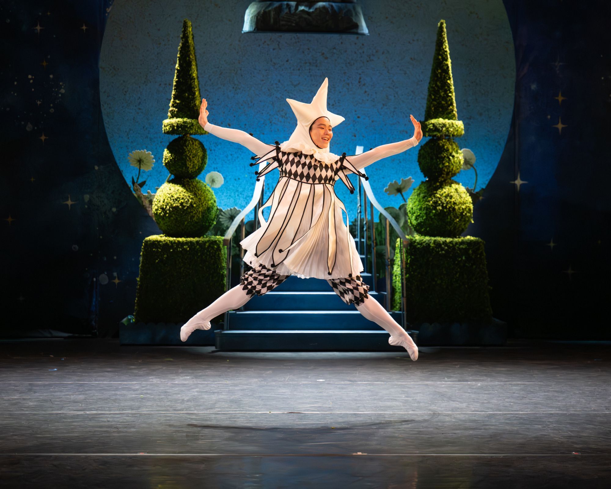 Yuki Chikai as Jester in <i>My First Ballet: Cinderella</i> &copy; Photography by ASH