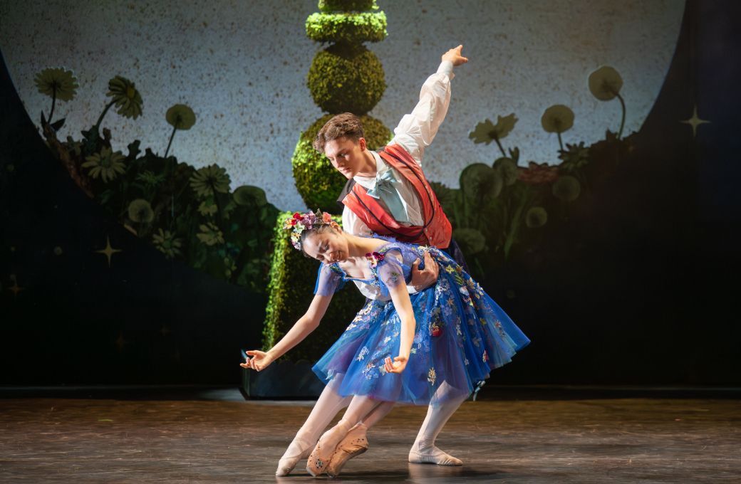 Rocco Strickland as Prince Rowan and Haru Yokoo as Cinderella in <i>My First Ballet: Cinderella</i> &copy; Photography by ASH