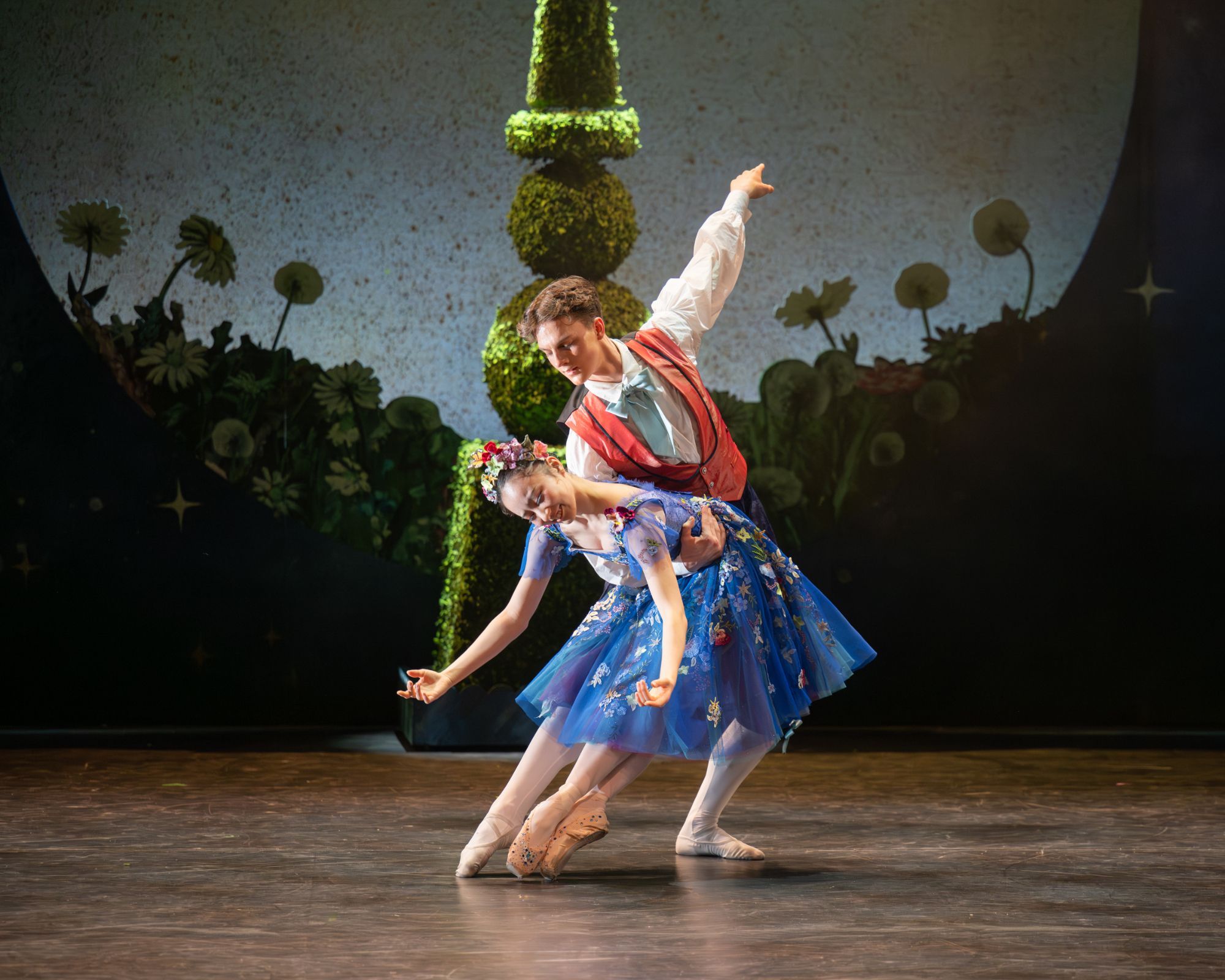 Rocco Strickland as Prince Rowan and Haru Yokoo as Cinderella in <i>My First Ballet: Cinderella</i> &copy; Photography by ASH