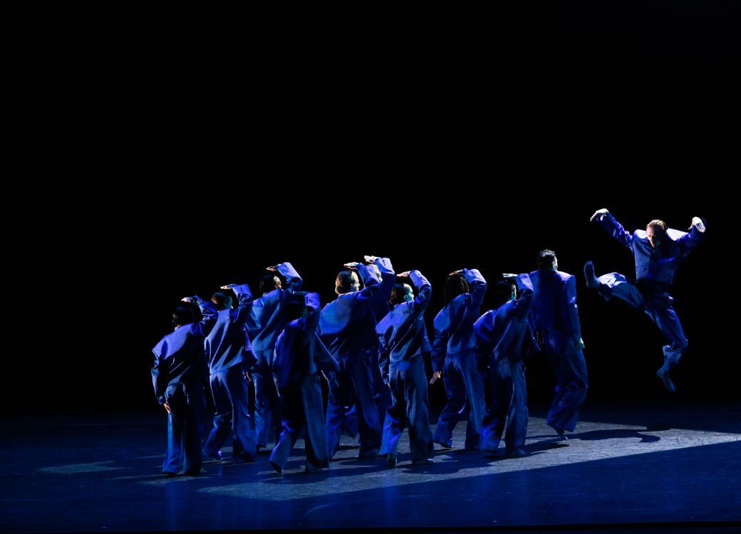 Hubbard Street Dance Chicago in Aszure Barton&rsquo;s <i>Blue Soup</i> &copy; KT Miller Photography