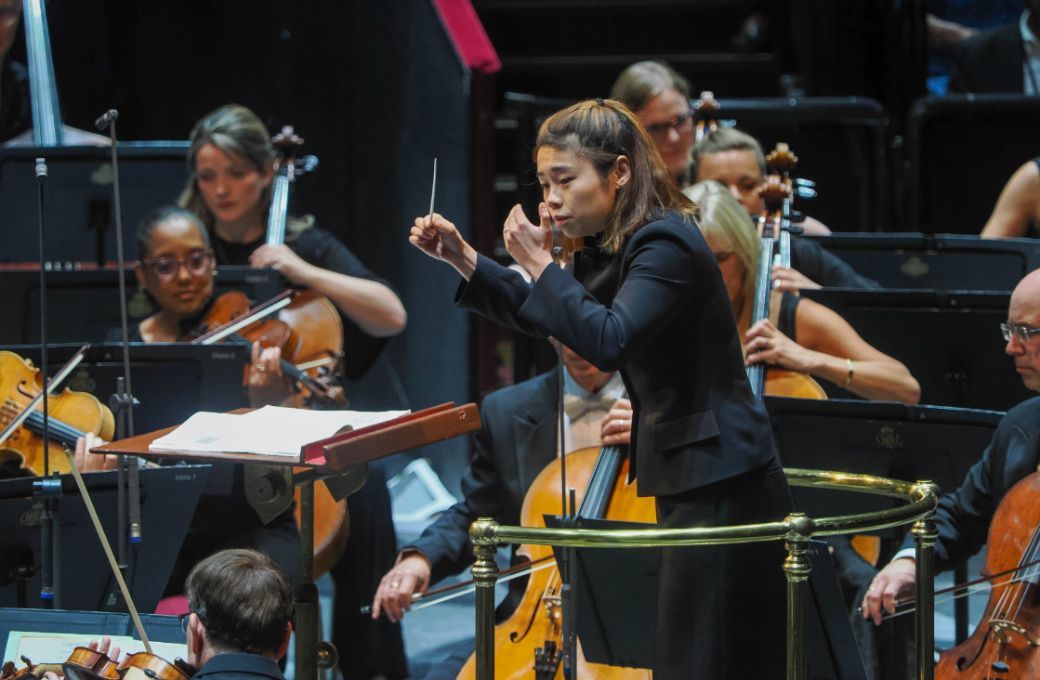 Elim Chan dirigiert bei den BBC Proms © BBC | Sisi Burns (2023)