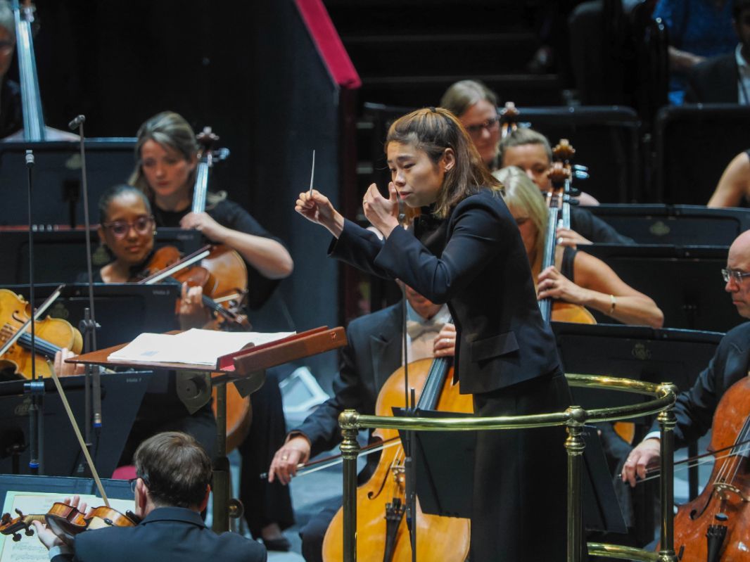 Elim Chan dirigiert bei den BBC Proms © BBC | Sisi Burns (2023)