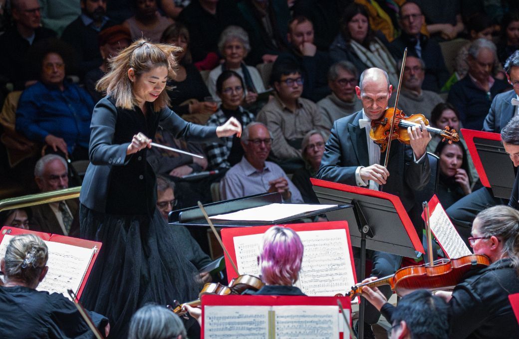 Elim Chan dirigiert das Philharmonia Orchestra in <i>Scheherazade</i> © Marc Gascoigne | Philharmonia (2024)