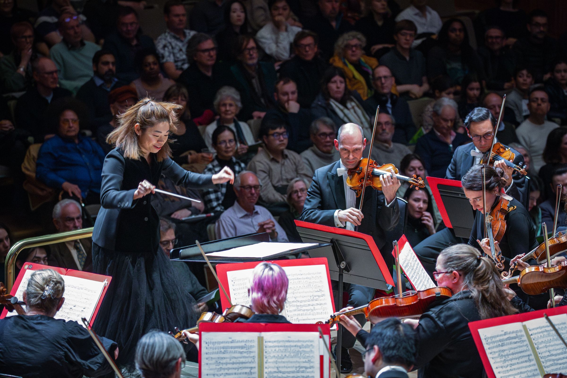 Elim Chan dirigiert das Philharmonia Orchestra in <i>Scheherazade</i> © Marc Gascoigne | Philharmonia (2024)