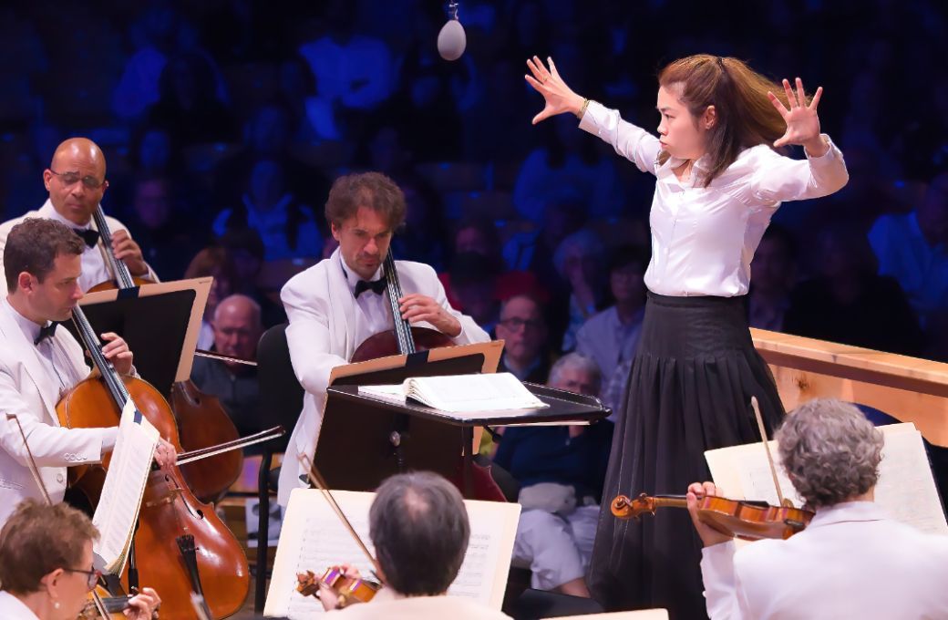 Elim Chan dirigiert das Boston Symphony Orchestra beim Tanglewood Festival © Hilary Scott, courtesy of the BSO (2025)