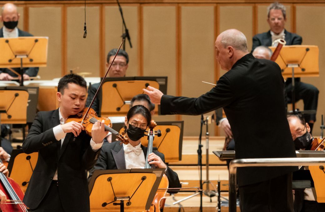 Ziyu He performs with Hans Graf in Singapore &copy; Aloysius Lim | Singapore Symphony Orchestra
