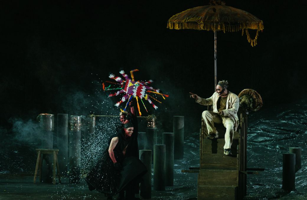 Brenton Ryan (Loge), Georgy Kudrenko (Performer) und Leigh Melrose (Alberich) © Frol Podlesnyi