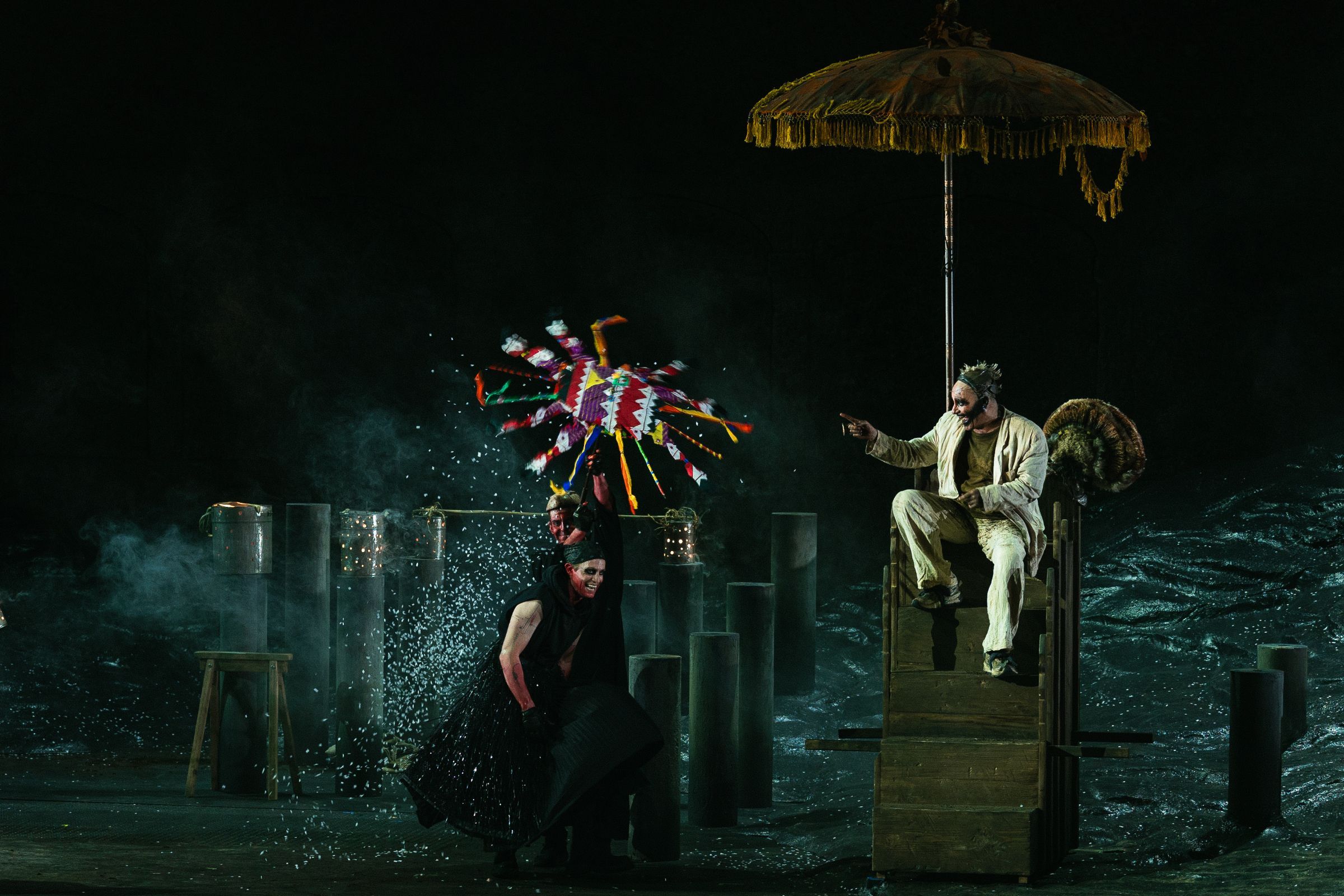 Brenton Ryan (Loge), Georgy Kudrenko (Performer) und Leigh Melrose (Alberich) © Frol Podlesnyi