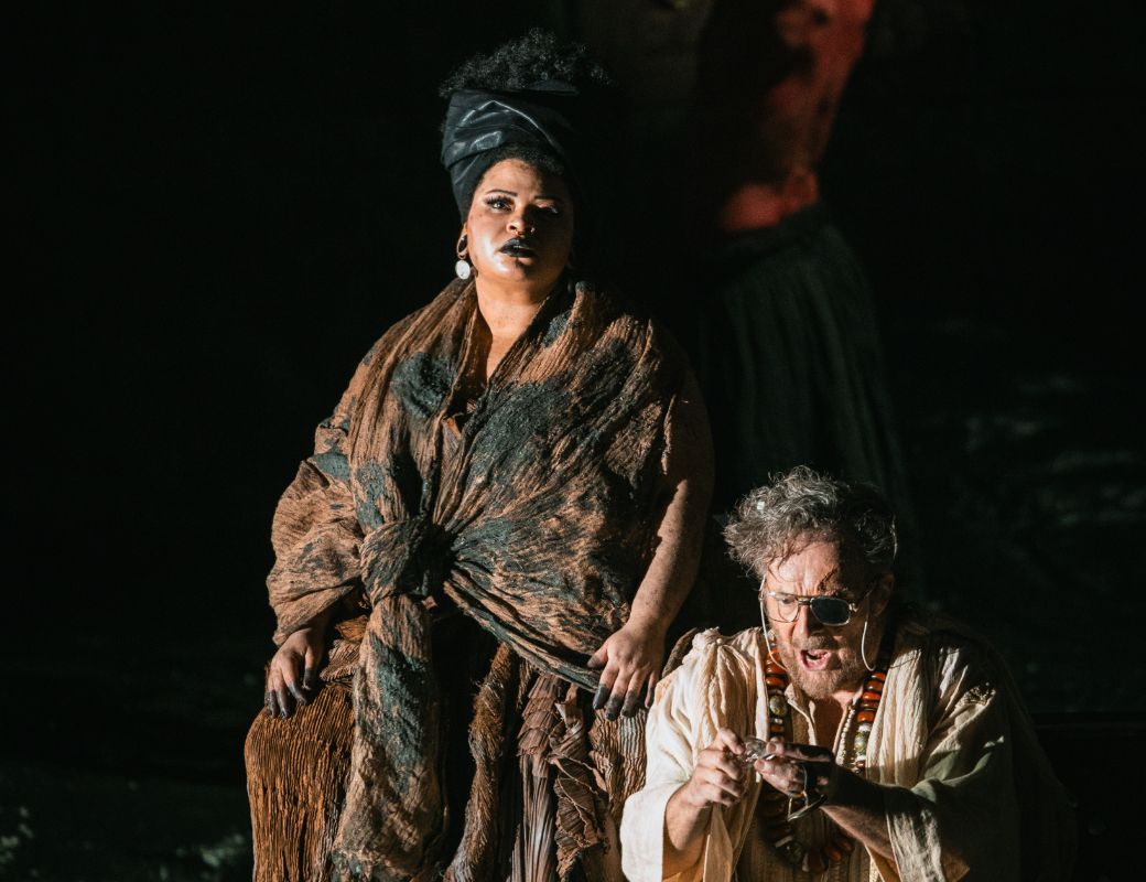 Jasmin White (Erda) und Christian Gerhaher (Wotan) © Frol Podlesnyi