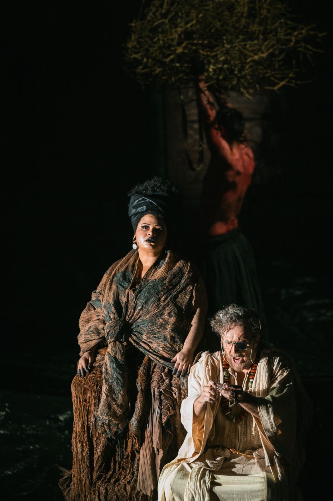 Jasmin White (Erda) und Christian Gerhaher (Wotan) © Frol Podlesnyi