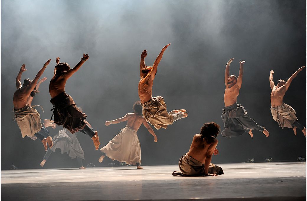 La compagnie Hervé Koubi in <i>Les nuits barbares</i> © Gyorgy Jokuti