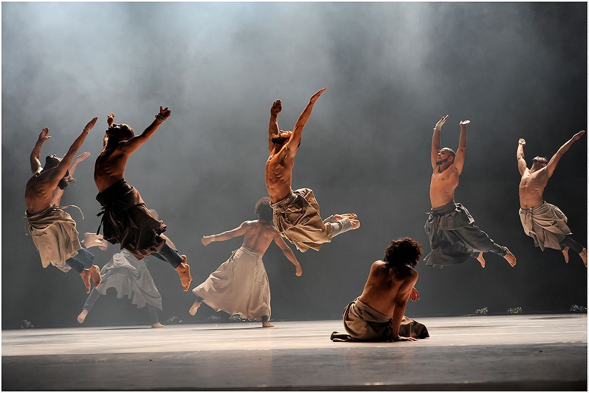 La compagnie Hervé Koubi in <i>Les nuits barbares</i> © Gyorgy Jokuti