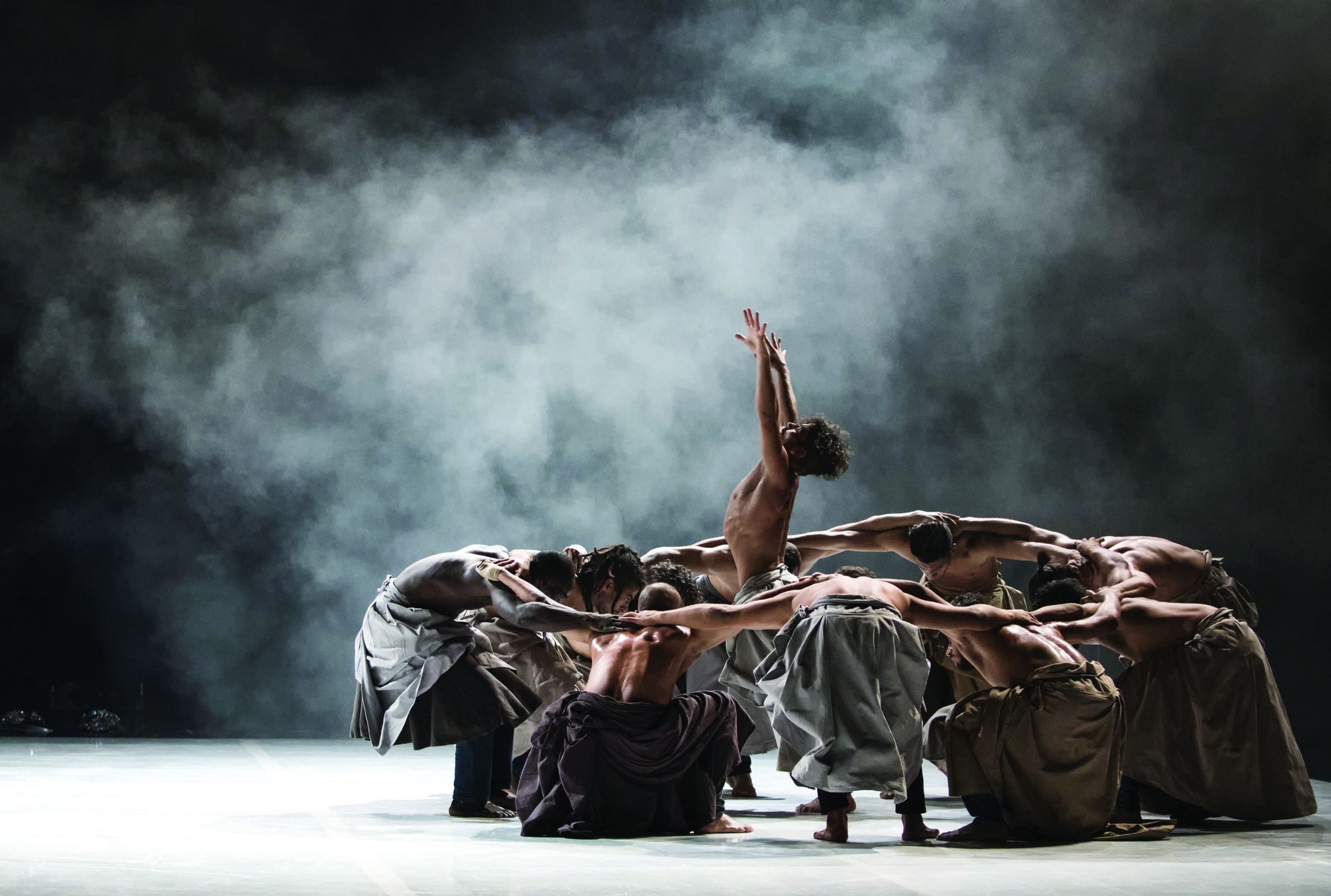 La compagnie Hervé Koubi in <i>Les nuits barbares</i> © Pierangela Flisi